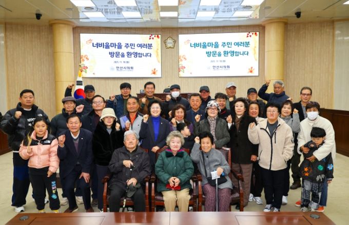 안산시의회가 지난 18일 선부3동 너비울마을 주민들을 대상으로 시의회 견학 프로그램을 운영했다. 사진은 이날 본회의장에서 기념촬영에 임하고 있는 주민들과 의원들의 모습.