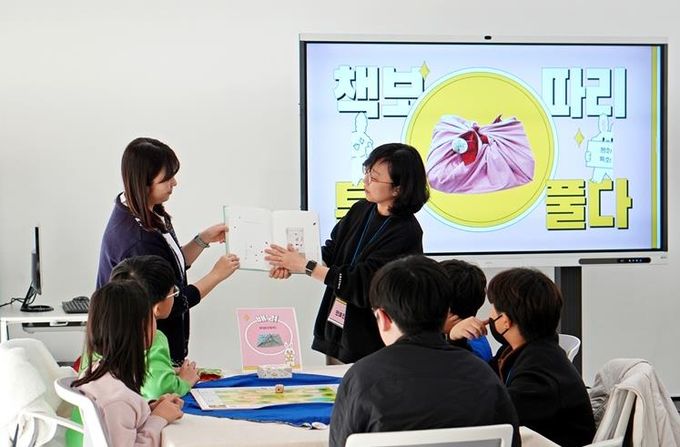 파주시 문산도서관, ‘책보따리 톡! 풀다’ 체험 성황리 종료