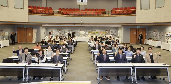 장애인 학습자들이 18일 안산문화예술의전당 국제회의장에서 ‘안산시 장애인 평생학습 성과공유회’를 진행하고 있다.