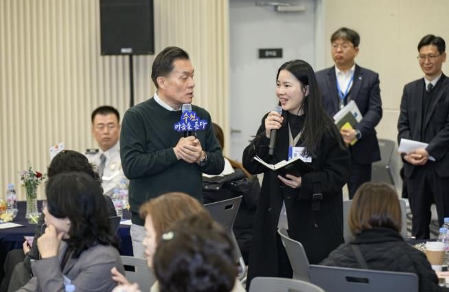 이재준 수원시장이 권선1동 새빛만남에서 시민의 의견을 듣고 있다.