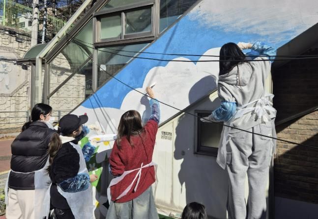 수원시 장안구 율천동, 수선화 사업으로 상율전경로당을 위한 벽화 선물