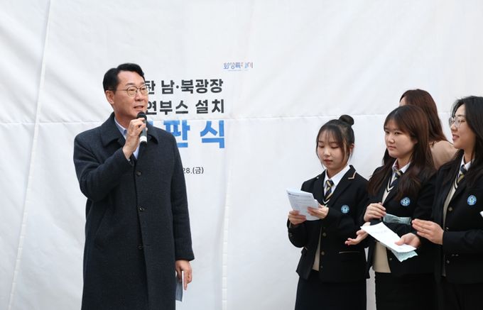 정명근 화성특례시장이 학생들과 흡연부스 설치에 따라 정화된 거리 환경에 대해 이야기 하고 있다