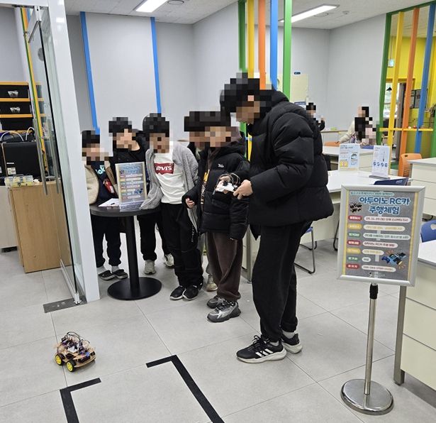 청소년이 직접 만든 아두이노 RC카, 시민 대상 체험 운영