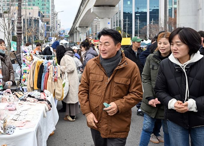 김동근 시장이 11월 29일 시청 앞 도로 일원에서 열린 ‘걷기 좋은 거리’ 행사 현장을 둘러보고 있다.