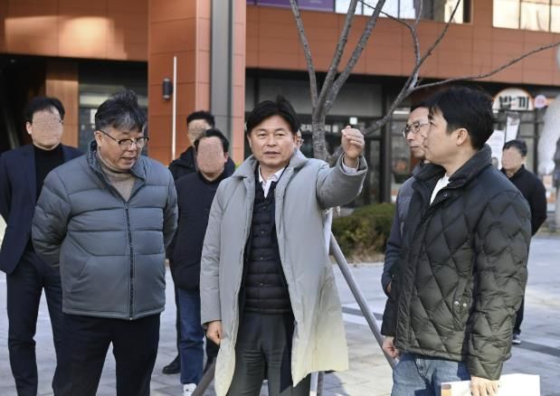 조용익 부천시장이 1일 7호선 신중동역 GTX-B 환기구 공사 예정 현장을 둘러보고 있다.