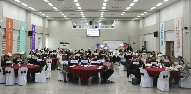 김영식 복지국장(맨 앞줄 왼쪽 일곱번째)이 2일 안산시청 대회의실에서 장애인 권익 옹호업소 ‘오소가게’ 상점주들과 간담회를 진행하고 함께 기념촬영을 하고 있다.