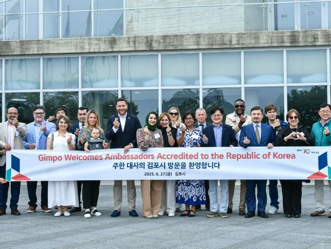 10개국 주한대사들과 배우자 등이 올해 6월 김포 애기봉을 찾았고, 김병수 시장은 주한 대사들과 애기봉평화생태공원에서 국제교류에 대해 논했다.