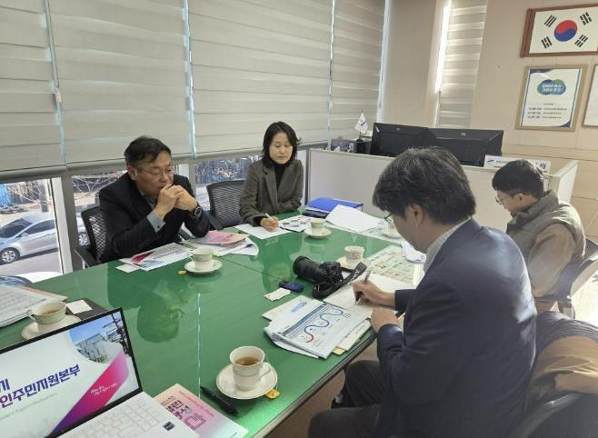 이억배 외국인주민지원본부장(왼쪽 첫번째)이 4일 안산시외국인주민지원본부를 방문한 아사히신문 기자들에게 외국인정책에 대해 설명하고 있다.