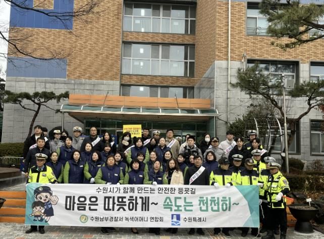 캠페인 참가자들이 함께하고 있다.