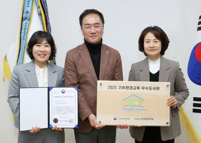 왼쪽부터 평택시 유현미 배다리도서관장, 정장선 시장, 장일현 교육국장