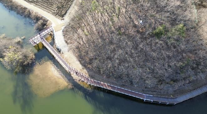 용인특례시가 처인구 이동읍에 있는 이동저수지 둘레길 단절 구간 연결공사를 마무리했다.