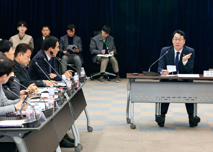 정명근 화성특례시장이 재생엔지 공급 기반 확대 및 데이터센터 전력 수급 안정성 확보 방안에 대하여 전문가들과 종합 토론을 하고 있다