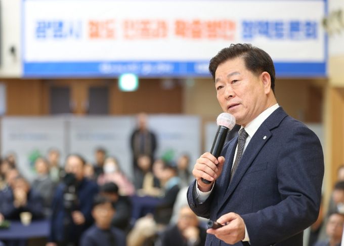 박승원 광명시장이 15일 오후 시청 대회의실에서 열린 '광명시 철도 인프라 확충방안 정책토론회'에 참석해 발제하고 있다.