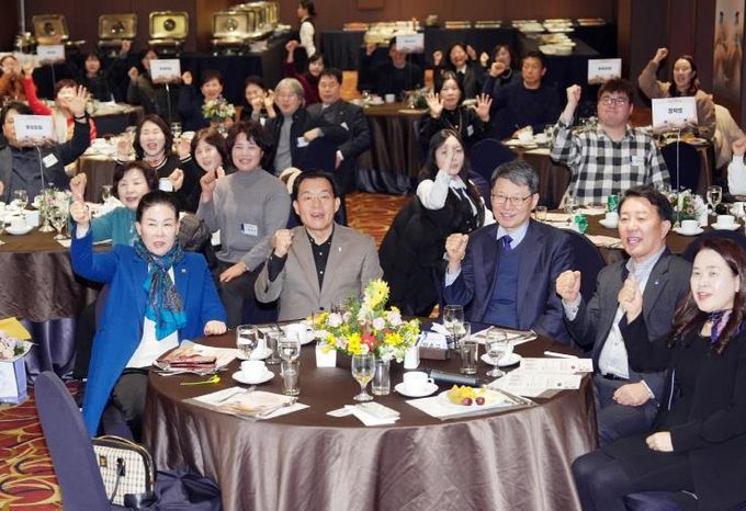 이재준 수원시장(가운데)과 참석자들이 함께하고 있다.