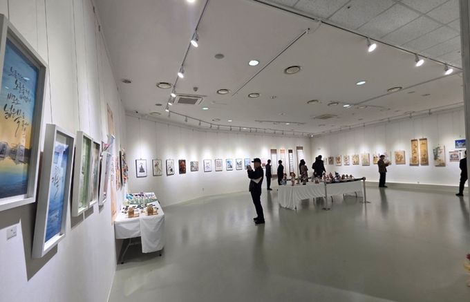 용인포은아트갤러리에서 18일부터 21일까지 3일간 ‘제7회 보정동 주민자치 작품전시회’가 열렸다