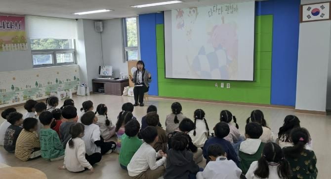 ‘다다다 괜찮아’ 프로젝트 프로그램에 참여해 수업을 듣고 있는 어린이들