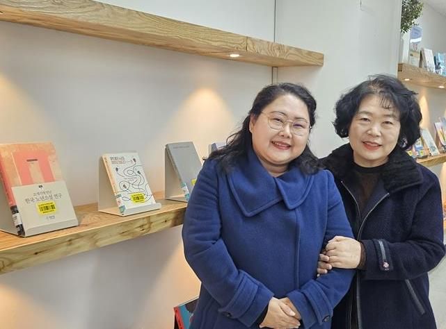 작가양성독서회를 통해 작가로 등단한 윤서정(왼쪽)씨가 최명숙 강사(오른쪽)와 기념 촬영을 하고 있다