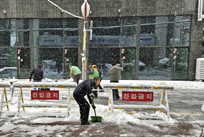 부천시 공직자들이 시민 안전을 위해 제설작업을 진행하고 있다.