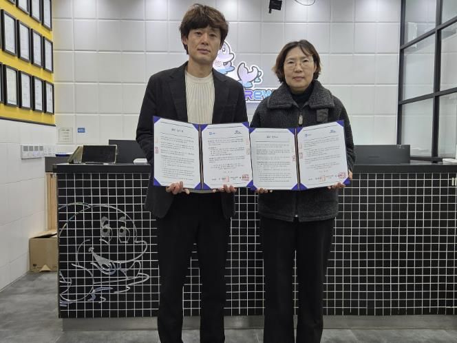 수원시‧마린크루 수원센터 관계자가 협약식 후 기념촬영을 하고 있다.