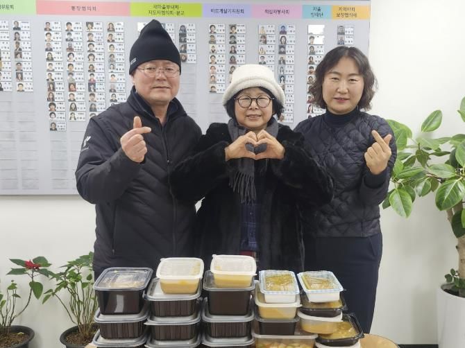 인창동 행정복지센터에서 유정희 회장과 밑반찬 전달식을 진행하고 있다.