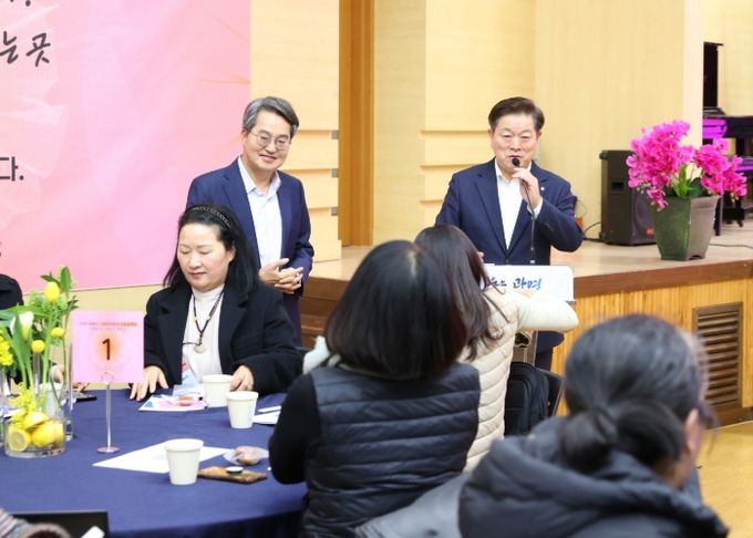 박승원 광명시장과 김동연 경기도지사가 13일 시청 대회의실에서 열린 '2026년 광명시 사회연대경제 사업설명회'에 참석해 인사말을 하고 있다.