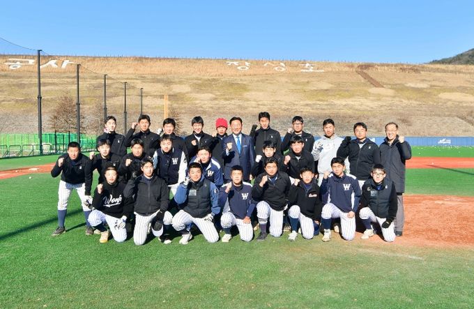 김한종 장성군수가 27일 원주고 야구 선수단이 동계 전지훈련 중인 장성호 체육공원을 찾았다.