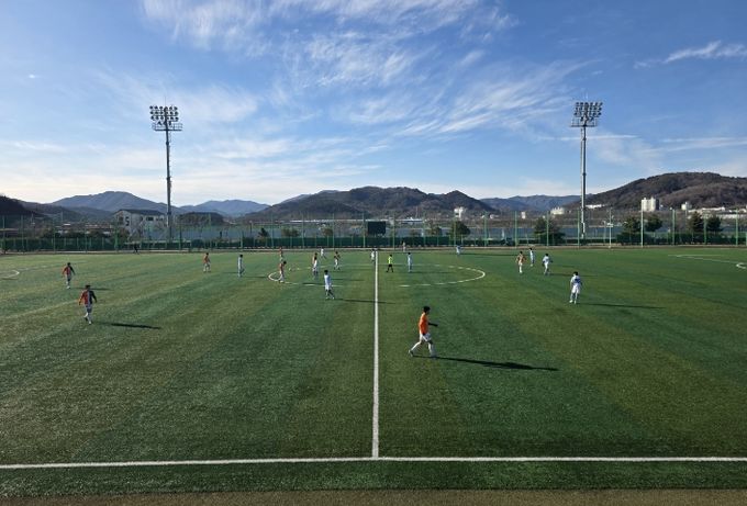 보성군, 2026년 동계 전지훈련지 최적지로 부상_보성군에서 5개의 축구팀이 전지 훈련을 하고 있다