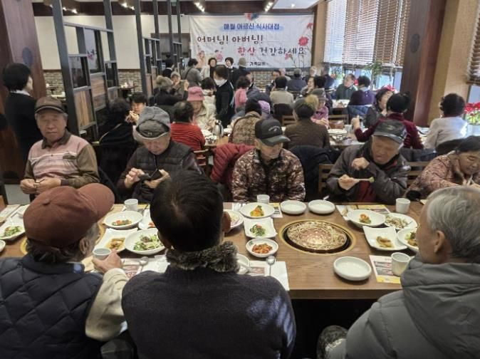 수원시 권선구 호매실동 훈장골, 어르신 50여 명에 오찬 대접