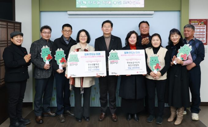 용인특례시 농업인단체인 농촌지도자회와 생활개선회는 이웃돕기 성금을 기탁했다