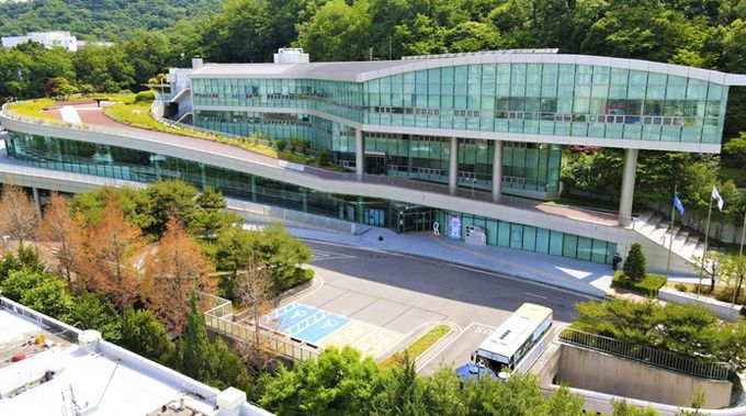 안양시청소년재단 사무처가 위치한 만안청소년수련관 전경으로, 재단의 주요 정책 기획과 운영을 총괄하는 공간이다.