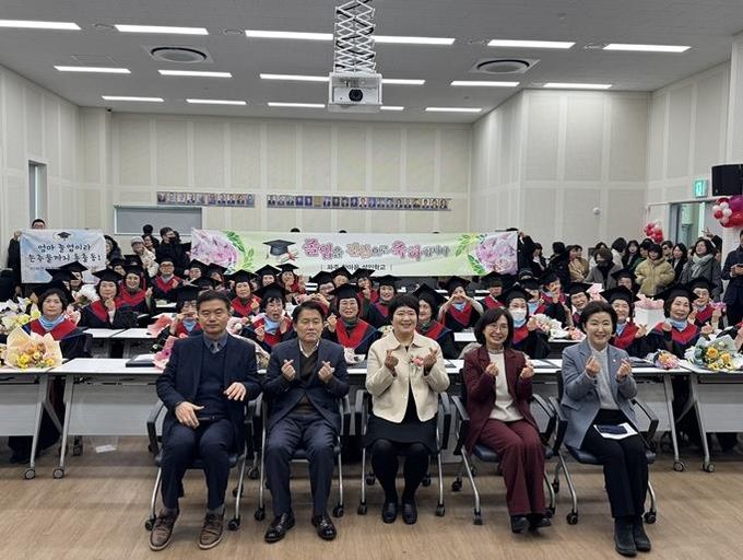 파주시 문해교육기관 '파주한마음교육관' 39명 만학도 '중학 학력인정' 졸업 결실