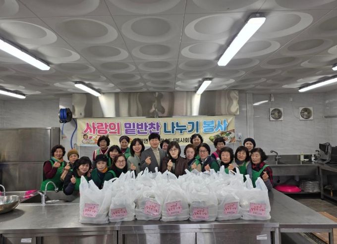 대월면 새마을부녀회, 설 명절 앞두고 취약가구에 사랑의 떡국 전달