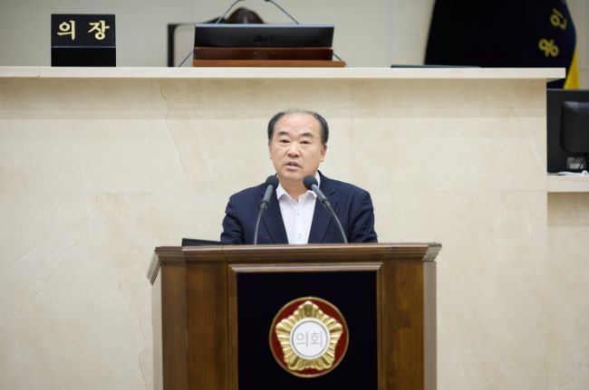 용인특례시의회 김운봉 의원이 11일 열린 제300회 임시회 제2차 본회의에서 5분 자유발언을 하고 있다.