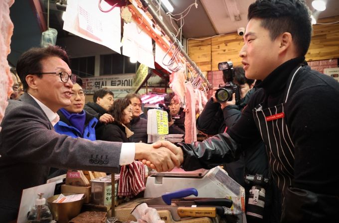 김민석 국무총리가 12일 설을 앞두고 물가를 점검하기 위해 청주 육거리종합시장을 찾아 상인들과 인사를 나누고 있다.