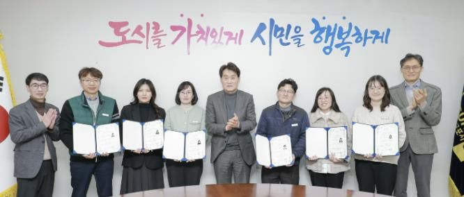 자격증을 취득한 직원들