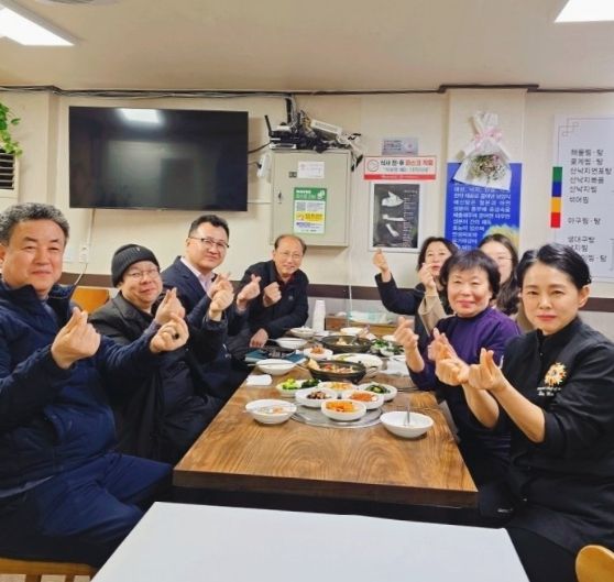 지난 24일 인생플러스센터 강당에서 '2026년 제1차 사회복지사 등의 처우개선위원회'를 진행하고 있다.