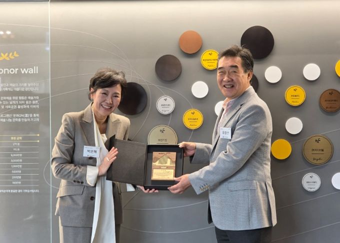 (왼쪽부터) 부천아트센터 박은혜 대표이사와 유진기업 유경선 회장_ 감사패 전달 사진, 사진제공=부천아트센터