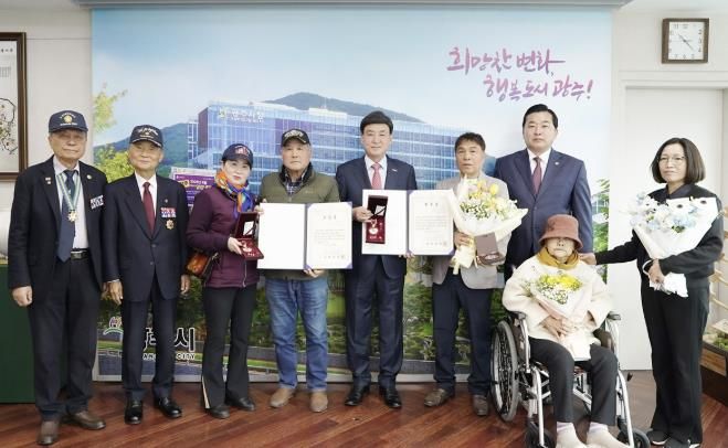 광주시, 6·25전쟁 참전유공자 유가족에 화랑무공훈장 전수
