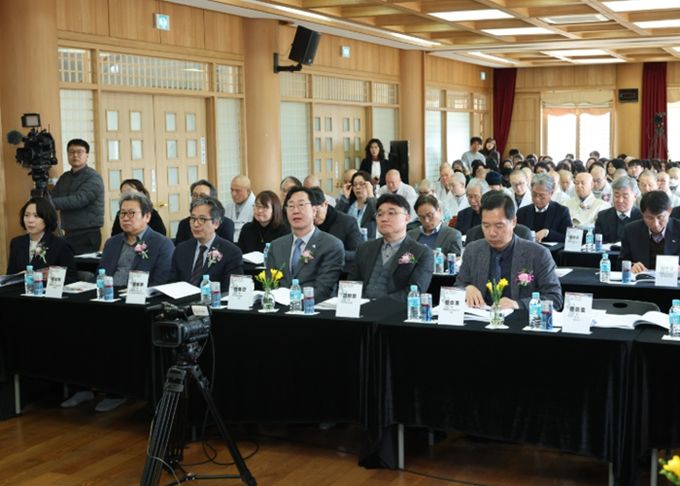 정명근 화성특례시장이 용주사 학술토론회에 참석하고 있다