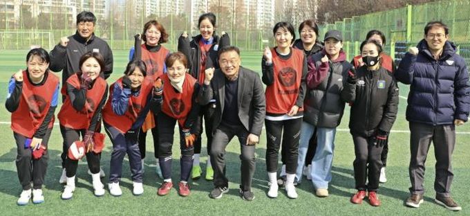 황규돈 수원팔달구청장, 여성축구단 격려 오찬으로 우승 정조준!