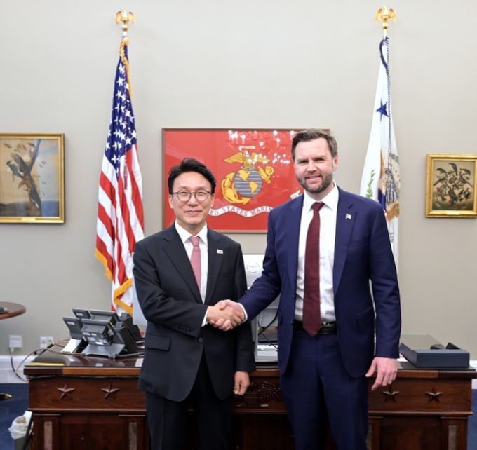 미국을 방문 중인 김민석 국무총리가 12일(현지시간) 미국 워싱턴DC 백악관에서 JD 밴스 부통령과 회담을 하고 있다.(국무조정실)