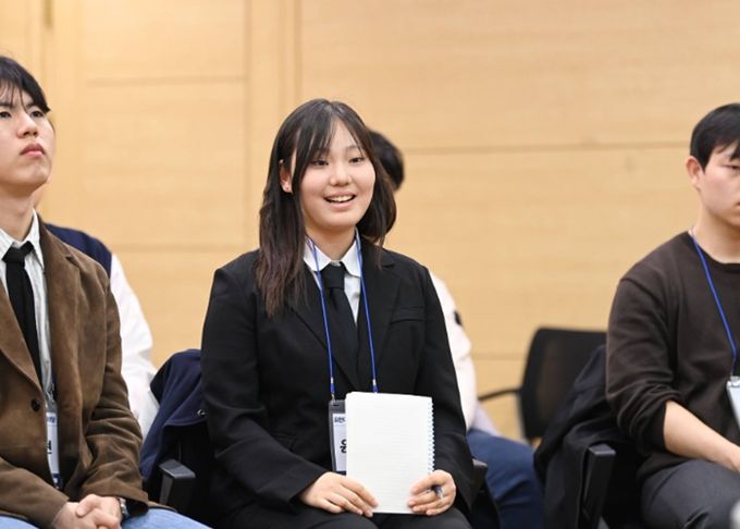 부천시가 개최한 청년 타운홀미팅에서, 한 청년이 정책 관련 의견을 제시하고 있다.