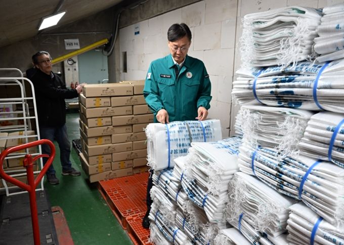 이민근 안산시장이 25일 안산도시공사 종량제봉투 판매소를 방문해 종량제 봉투 수급 상황을 점검하고 있다.