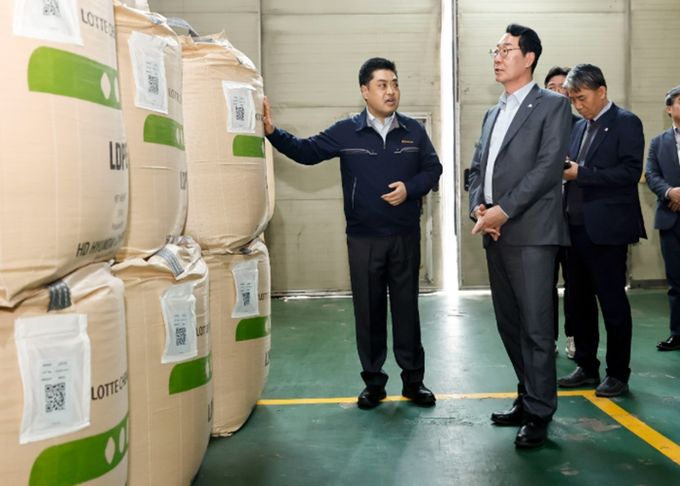 정명근 화성특례시장이 25일 관내 보온재 제조업체를 방문해 원재료 수급상황을 점검하고 있다.