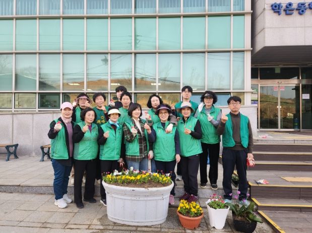 학온동 행정복지센터, 화사한 봄꽃으로 새 단장