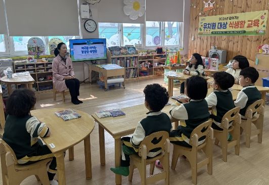‘내가 지구를 사랑하는 방법’그림책 동화책에 대해 이야기나누고 있다.