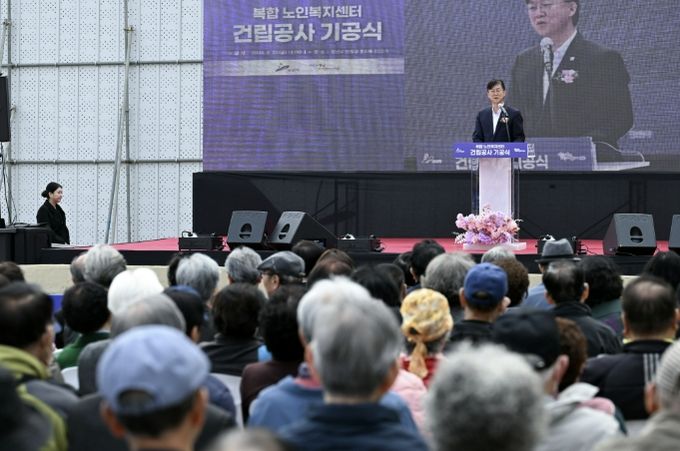 이민근 안산시장이 27일 '복합노인복지센터 기공식' 에서 인사 발언을 하고 있다.