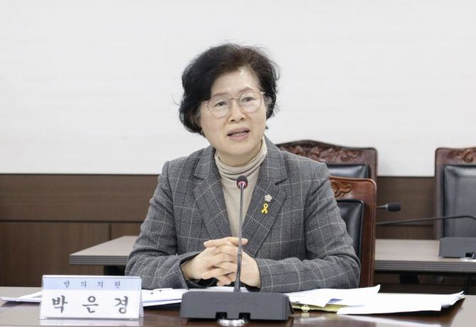 안산시의회 박은경 의원이 지난 24일 제302회 임시회 도시환경위원회에서 ‘안산시 현수막의 친환경 소재 사용 촉진 및 재활용 활성화 조례안’에 대해 제안 설명하고 있다.