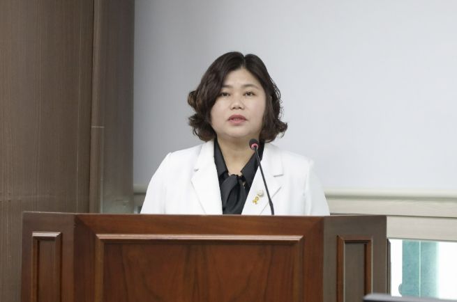 안산시의회 박은정 의원이 지난 24일 제3상임위실에서 열린 제302회 임시회 도시환경위원회에서 ‘안산시 지역건설산업 활성화 촉진 조례 일부개정조례안’에 대해 설명하고 있다.
