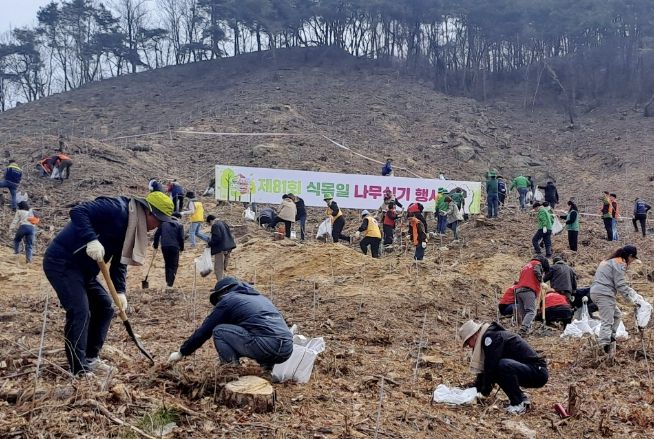 여주시 제81회 식목일 나무심기 행사 개최… 싸리산에 시민과 함께하는 힐링명품숲 조성